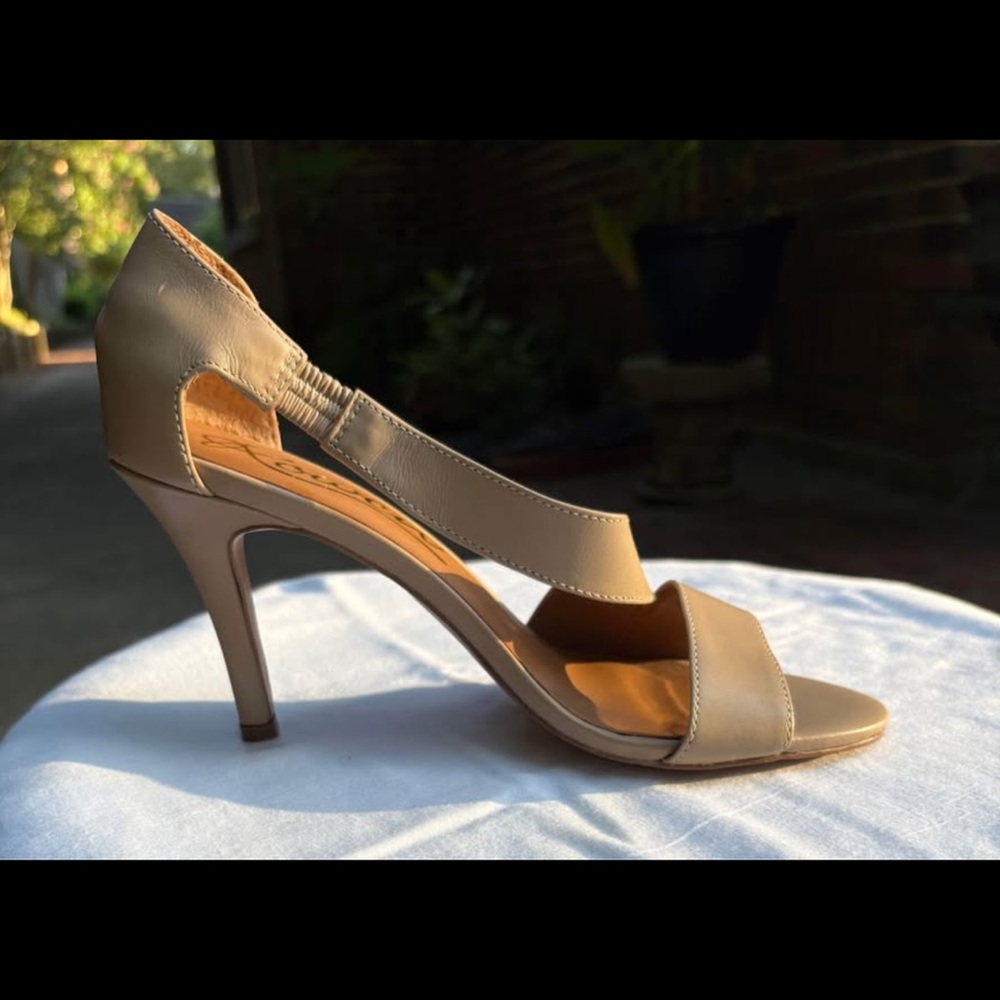 Rowen Gold Signature Nude Leather Heels Size 7M - Picture 4 of 10